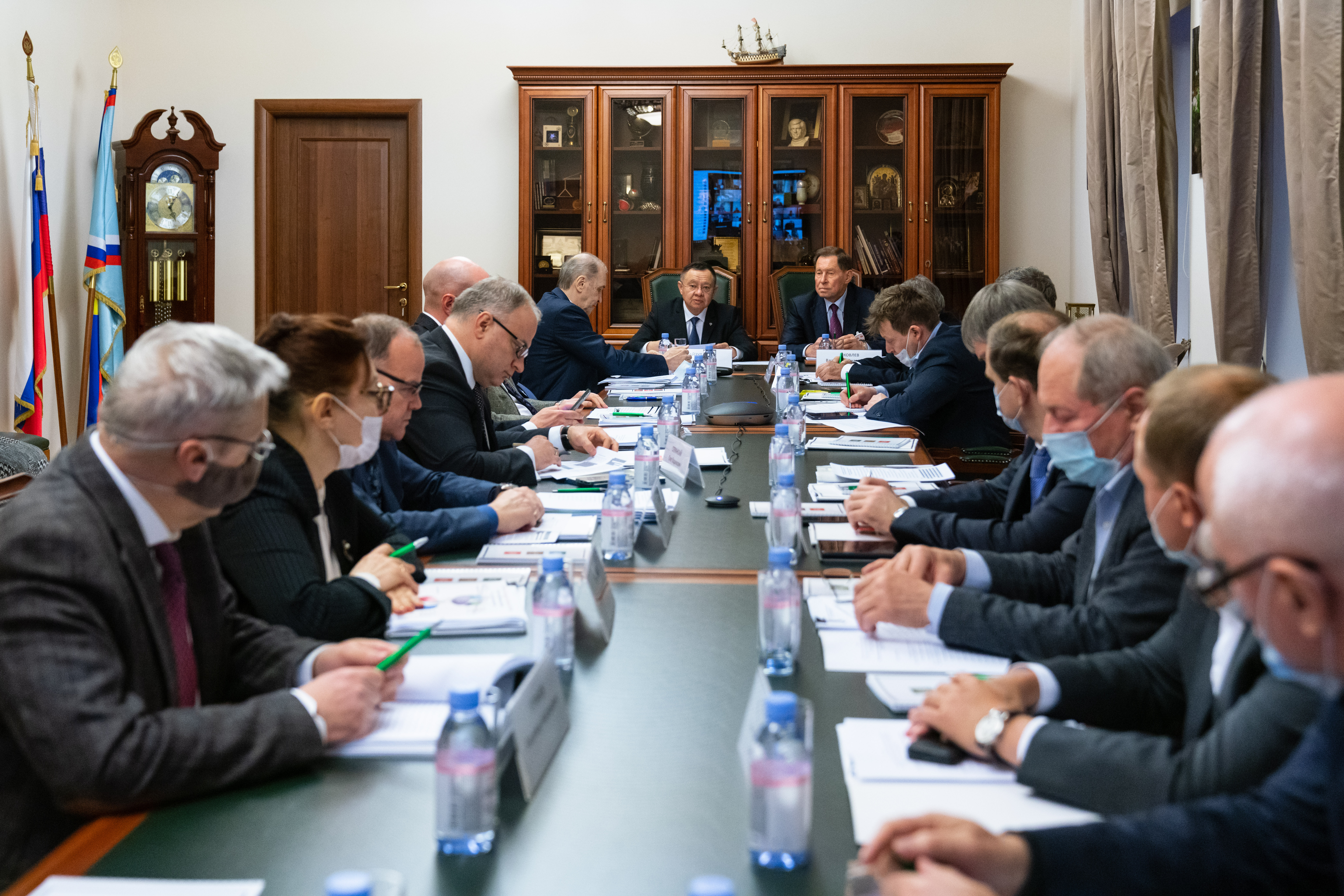 Глава Минстроя России провел в РСС совещание по обсуждению Стратегии развития строительной отрасли и ЖКХ до 2035 года.