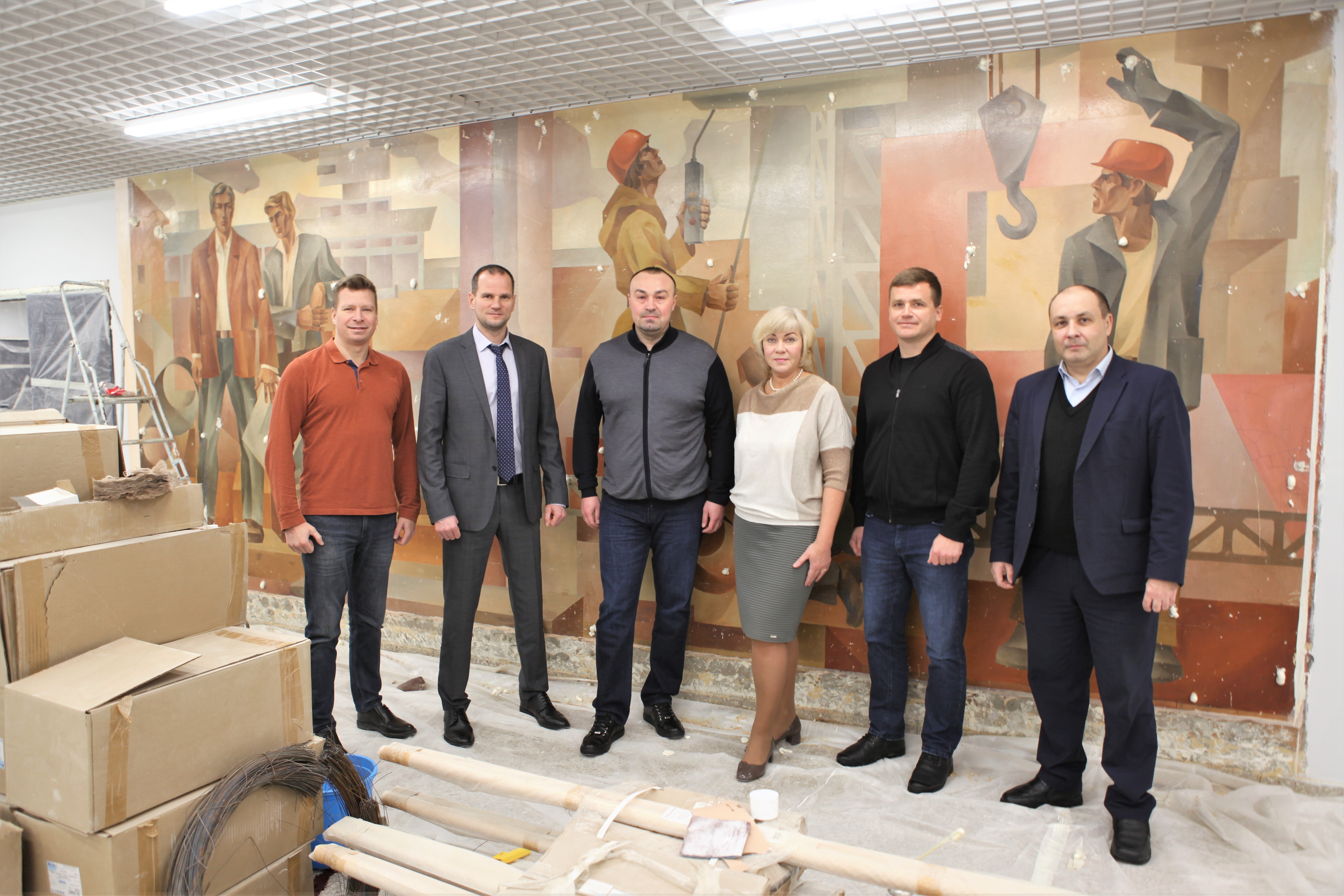 Строительное панно в АГКЦ восстанавливают при поддержке СРО «Союз профессиональных строителей»