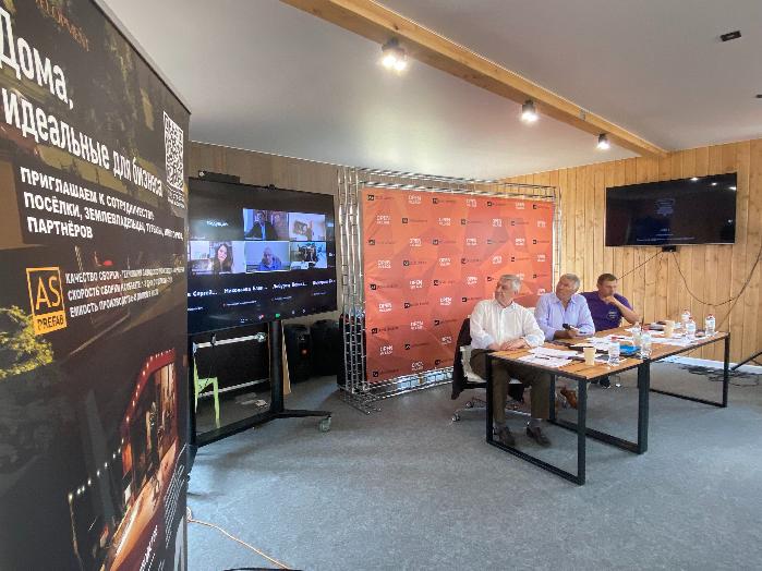 Развитие индивидуального жилищного строительства обсудил Первый вице-президент РСС В.А.Дедюхин на выставке Open Village  